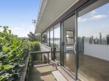 Much-Loved Family Home with Panoramic Harbour View
