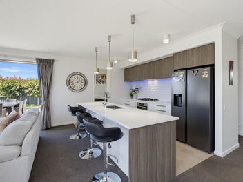 Stunning Executive Living!!