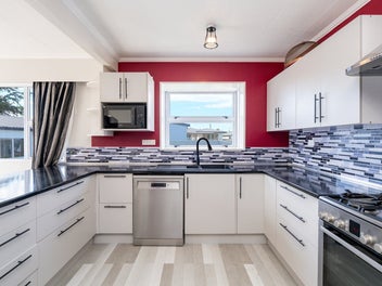 * UNDER OFFER * Fantastic Family Living In Hargest