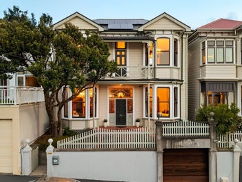 GRAND PROPORTIONS & EXCEPTIONAL GARAGING