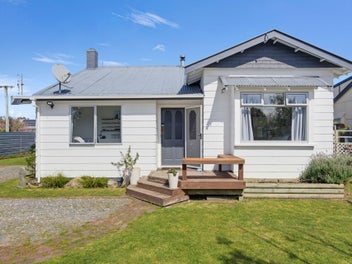 Four Bedrooms, Big Backyard & Summer Vibes!
