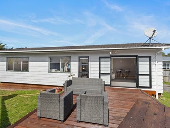 Peaceful living on a generous piece of Ranui