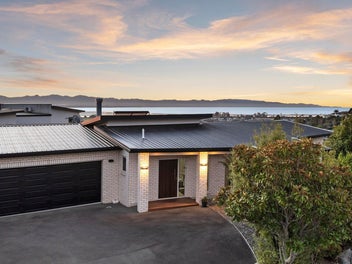Sunshine, Space & Sweeping Tasman Bay Views!