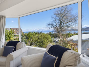 A Relaxed Taupo Retreat with Lake Views
