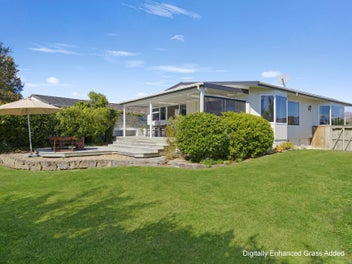 A Relaxed Taupo Retreat with Lake Views