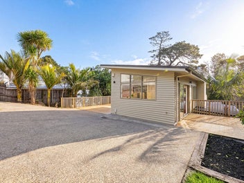 A Romantic Retreat Overlooking Native Bush