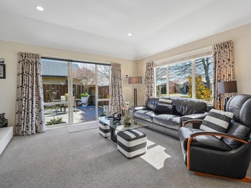 Light-Filled Comfort in Northwood!