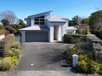 PRISTINE, SPACIOUS & HIGHLY SPEC'D