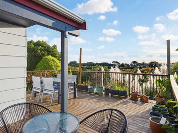 Raumati South Cottage with Elevated Views