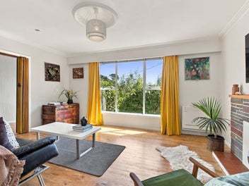 Private and sunny, cheerful by nature!