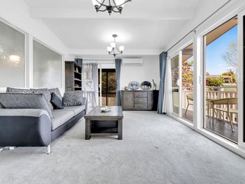Exceptional Home & Income in Macleans Zone!