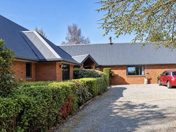 1.5ha lifestyle with Sea and Mountain View’s