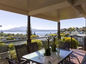 A Perfect Holiday Home with Stunning Lake Views