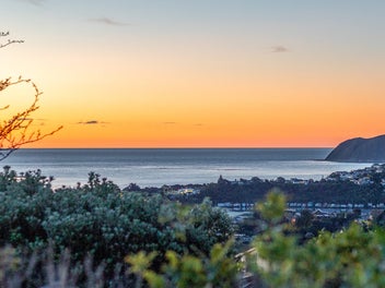 Lockwood Charm with a View!