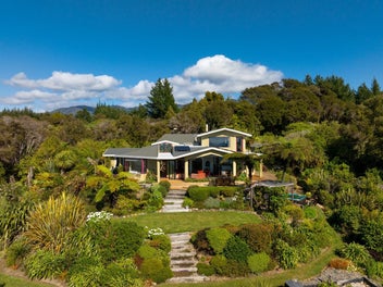Exceptional Beachfront Sanctuary in Patons Rock
