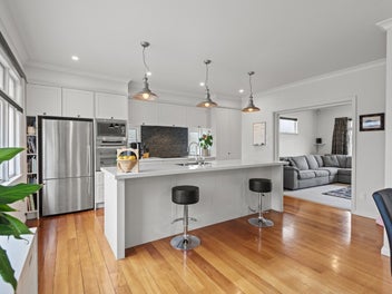Huge garaging, space and flexibility