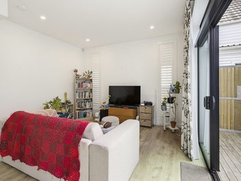 MODERN LIVING, FREEHOLD CITY-FRINGE CONVENIENCE