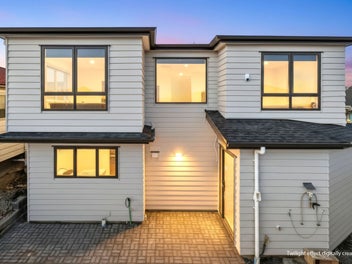 Five Bedrooms,Three Bathrooms and Freehold
