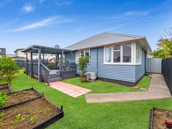 Freehold, Private and Well Presented