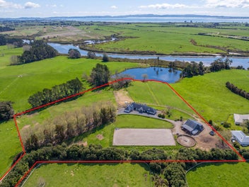 KARAKA COUNTRY LIVING, LAKESIDE SETTING