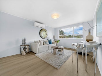 7-Bed Reserve-Side Living in Prime Location