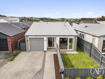 CONVENIENCE, SINGLE LEVEL & PRICED TO SELL !!