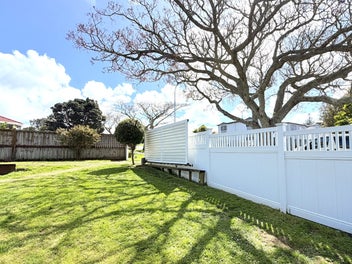 Beautiful Howick Home - 3 Bed, Half Share 1012sqm!