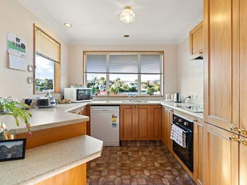 Owners ready to move, price indication $680,000+