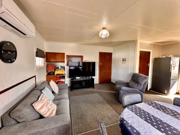 Affordable, Easy-Care Winton Gem!