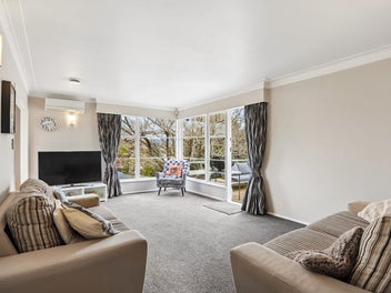 Wonderful Titirangi Family Living