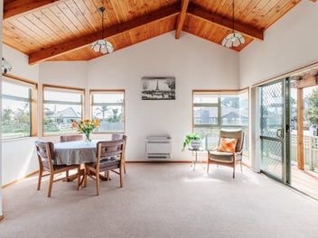 Sunny, Spacious and Convenient Freehold