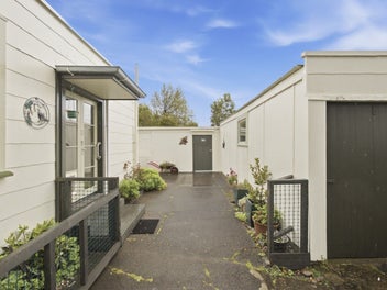 Sunny, spacious & exceptionally well presented
