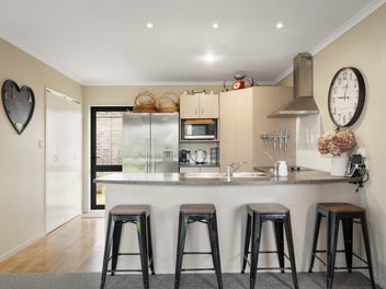 Escape to the Good Life in Hikutaia!