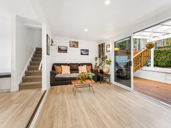 Bay Street Beauty - 500m from the Beach!