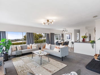 Prime Highbury Position. Sweeping Harbour Views