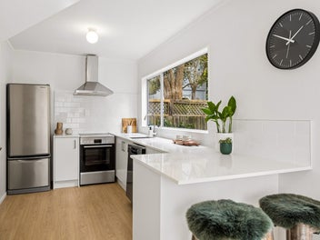 WHEN LOCATION COUNTS. RENOVATED, RELAXED LIVING.
