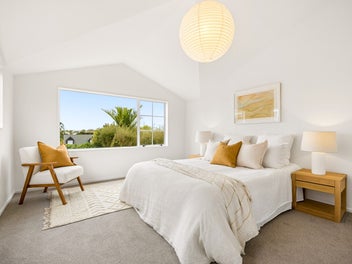 Westmere Gem: Freestanding & Garage!