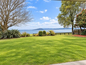 A Lakeside Classic with Endless Possibilities
