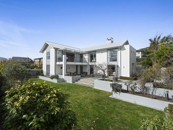 Stunning views + Cavity system!