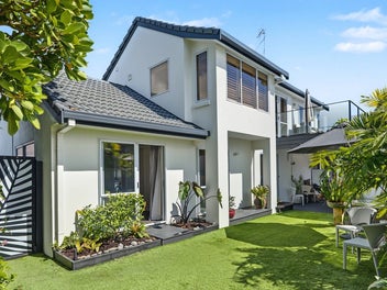 Elevated golfside living