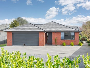 Family Living with Stunning Maungatua Views.