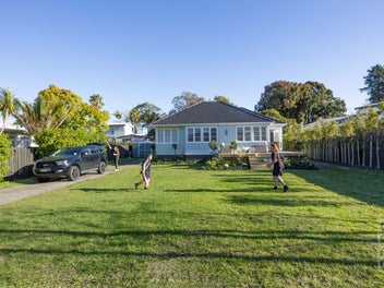Tidy Cottage on 810sq Sun Filled Site