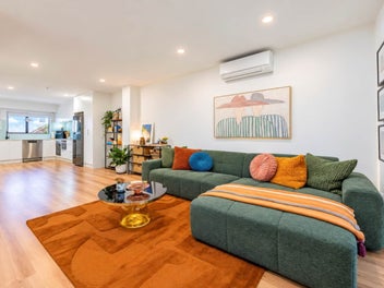 Rangitoto Views, Near-New & Beautifully Upgraded
