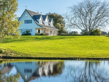 SUBSTANTIAL LIVING IN A PEACEFUL IDYLLIC SETTING