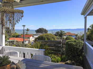 Coastal Escape Cottage with an Amazing View