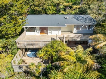 Castor Bay Coastal Living - Space, Sun & Privacy