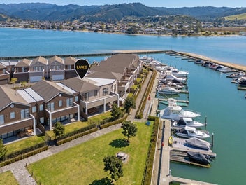 Coastal Luxury - Vast & Modern