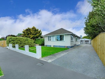 * UNDER OFFER * Seize The Opportunity
