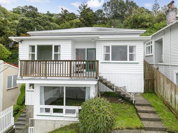 Home & Income / 4 beds + Studio