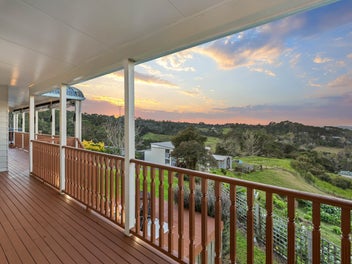 10 Acres,Two Homes & Exceptional Animal Facilities